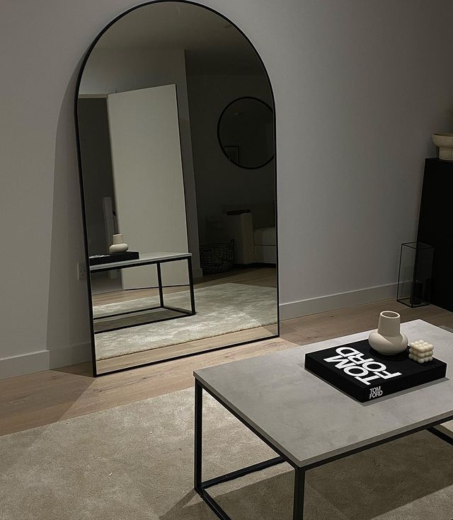 Large wall mirror with coffee table 