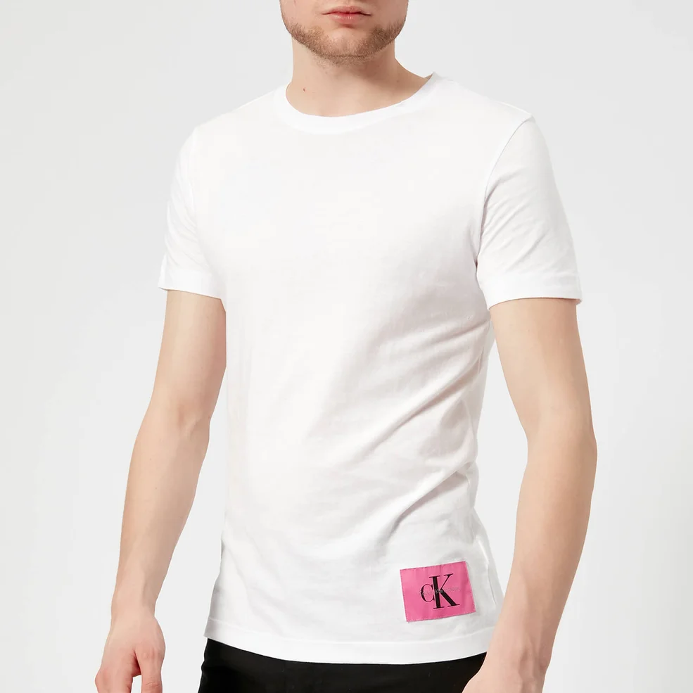 Calvin Klein Jeans Men's Takoda Patch Logo Crew Neck T-Shirt - Bright White/Wild Orchid Image 1